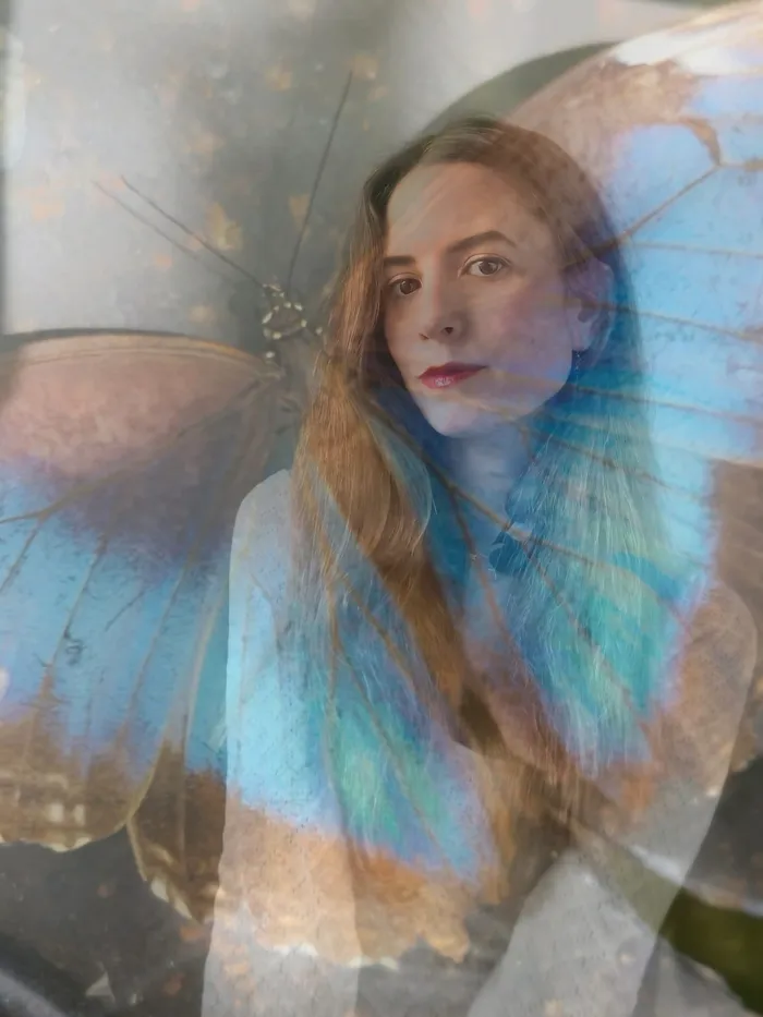 Fotografía de la autora Virginia Marín y una mariposa morpho con técnica de doble exposición
